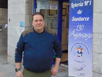 David Hernández posa en la administración de lotería Sandiner@ que cumple 130 años.