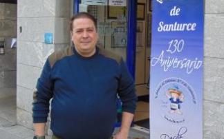 David Hernández posa en la administración de lotería Sandiner@ que cumple 130 años.