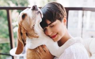 Mujer junto a su perro. Mujer junto a su perro.
