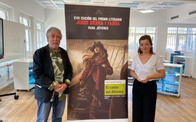 El escritor Jordi Sierra i Fabra estuvo en la entrega del premio a la mungiarra Sare Cadaval.