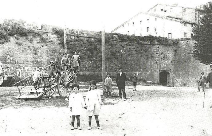 Foto: De Arazuri, J.J. "Pamplona, calles y barrios".