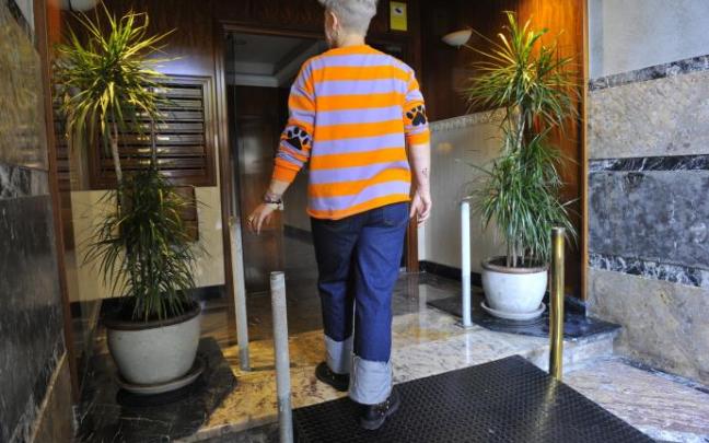 Un portal, ubicado en las inmediaciones de la plaza Indautxu, donde los ladrones sustrajeron las barras de metal y la manilla.