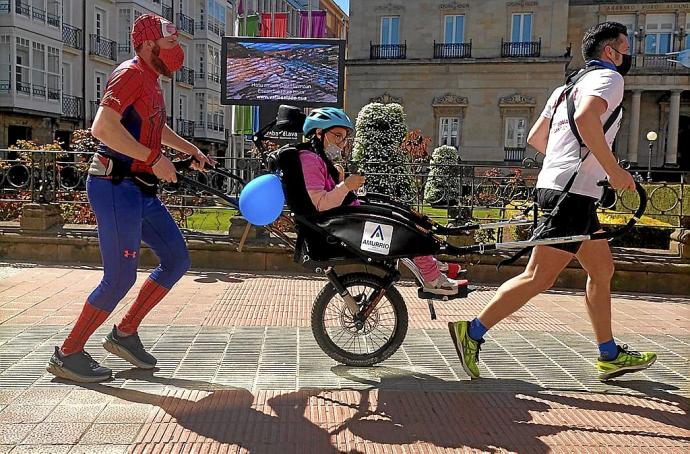 El conocido Spiderabel durante la disputa de un maratón solidario, a su paso por la Diputación de Álava, para recaudar fondos para una silla destinada a una niña vitoriana.