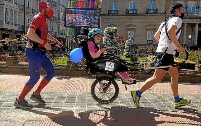 El conocido Spiderabel durante la disputa de un maratón solidario, a su paso por la Diputación de Álava, para recaudar fondos para una silla destinada a una niña vitoriana.