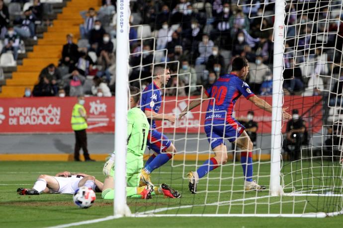 Los jugadores del Amorebieta celebran el tanto conseguido ante el Badajoz, el único del encuentro.