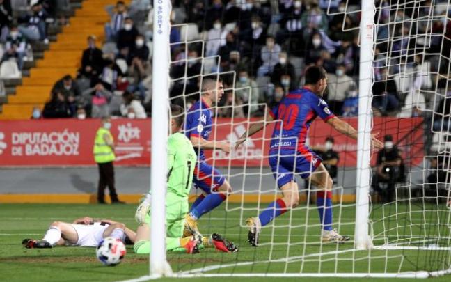 Los jugadores del Amorebieta celebran el tanto conseguido ante el Badajoz, el único del encuentro.