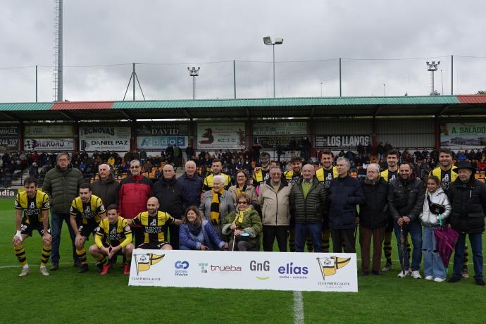 Elisa Lavilla acudió ayer al campo de La Florida para ser homenajeada junto a otros quince socios en los prolegómenos del Portugalete-Basconia.