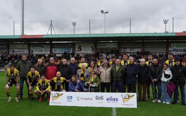 Elisa Lavilla acudió ayer al campo de La Florida para ser homenajeada junto a otros quince socios en los prolegómenos del Portugalete-Basconia.