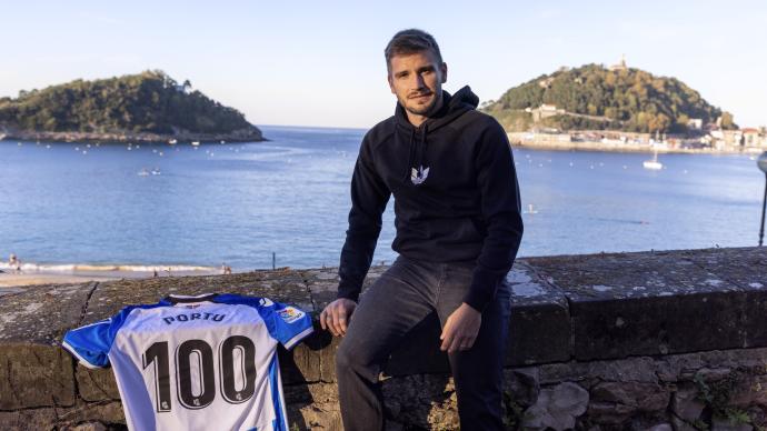Portu posa en La Concha con una camiseta conmemorativa.