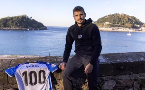 Portu posa en La Concha con una camiseta conmemorativa.