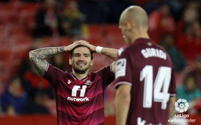 Portu se lamenta tras enviar un balón al palo de la portería del Sevilla.