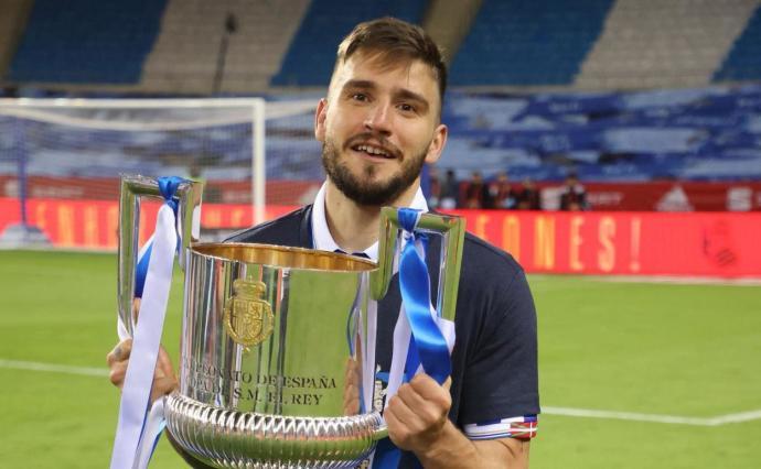 Portu levanta la Copa que ganó con la Real el año pasado en La Cartuja.