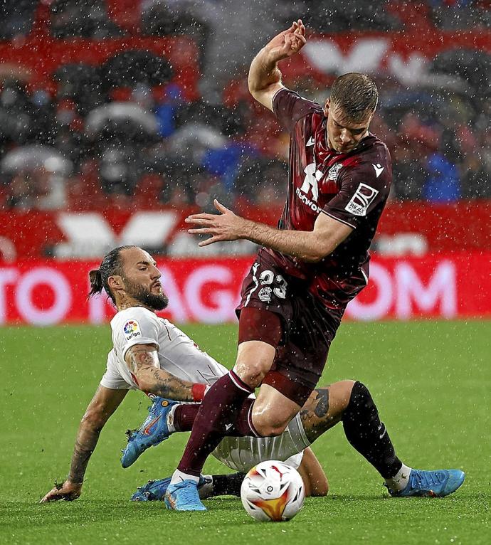 El sevillista Gudelj trata de arrebatar el balón a Sorloth en un lance del encuentro del Sánchez-Pizjuán. Foto: Efe