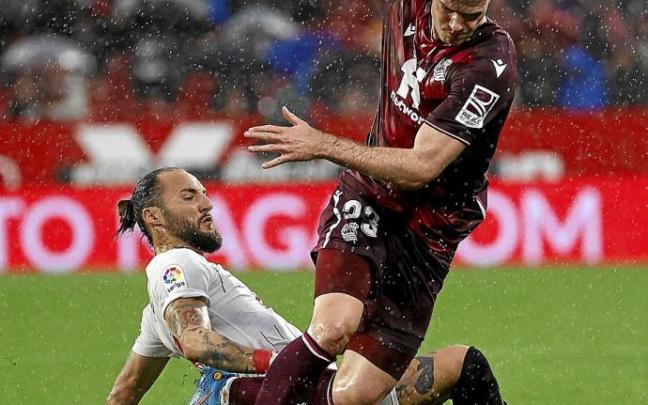 El sevillista Gudelj trata de arrebatar el balón a Sorloth en un lance del encuentro del Sánchez-Pizjuán. Foto: Efe El sevillista Gudelj trata de arrebatar el balón a Sorloth en un lance del encuentro del Sánchez-Pizjuán. Foto: Efe