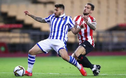 Portu es derribado por Iñigo Martínez en la acción del decisivo penalti de la final copera.