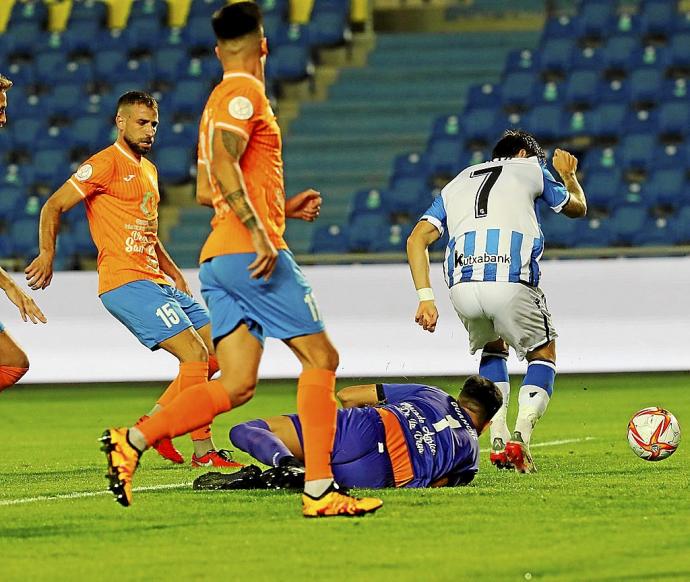 Cristian Portu, ya con el portero local en el suelo, se dispone a remachar el que era el 0-1 en el marcador. Foto: Efe