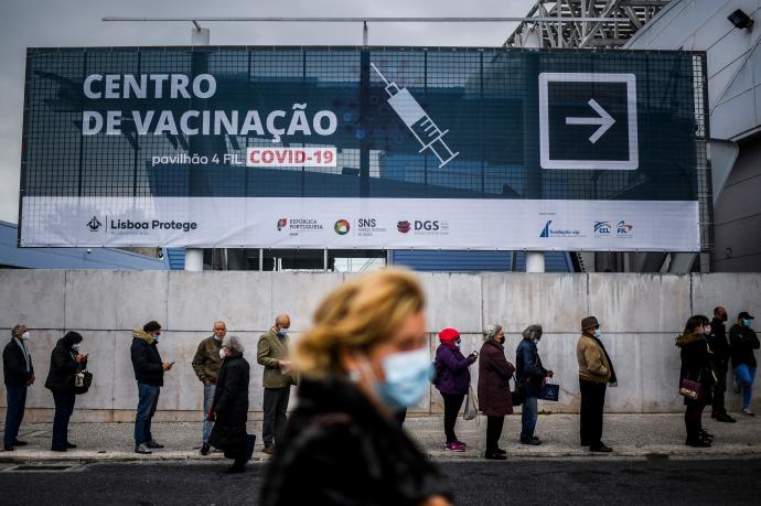 Personas hacen cola ante el centro de vacunación del Parque de las Naciones en Lisboa