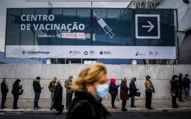 Personas hacen cola ante el centro de vacunación del Parque de las Naciones en Lisboa Personas hacen cola ante el centro de vacunación del Parque de las Naciones en Lisboa