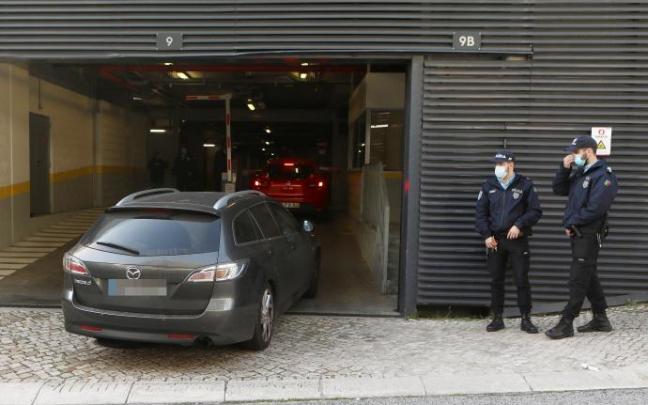 Vehículo policial que traslada el joven detenido. Vehículo policial que traslada el joven detenido.