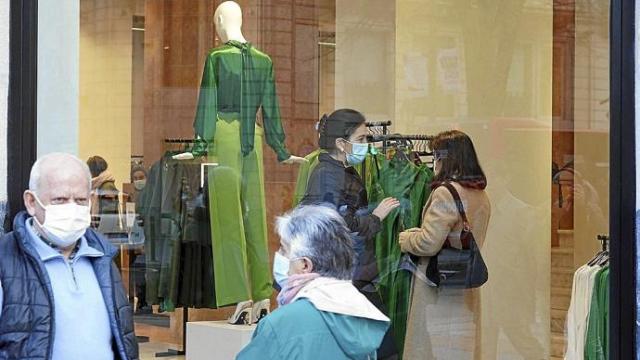 El uso de mascarillas en espacios interiores es una de las pocas restricciones que seguirán vigentes. Foto: Pablo Viñas