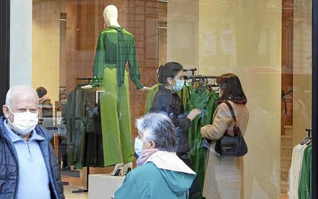 El uso de mascarillas en espacios interiores es una de las pocas restricciones que seguirán vigentes. Foto: Pablo Viñas