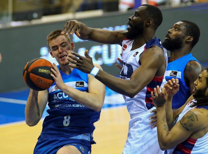 Dino Radoncic, en el derbi de ayer jueves ante el Baskonia que supuso el descenso del GBC.