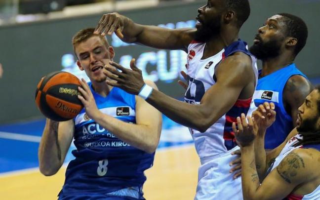 Dino Radoncic, en el derbi de ayer jueves ante el Baskonia que supuso el descenso del GBC.