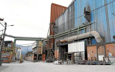 Imagen de una parte de las instalaciones de Olarra, en Loiu, situadas entre la carretera dirección Derio y las vías de tren.
