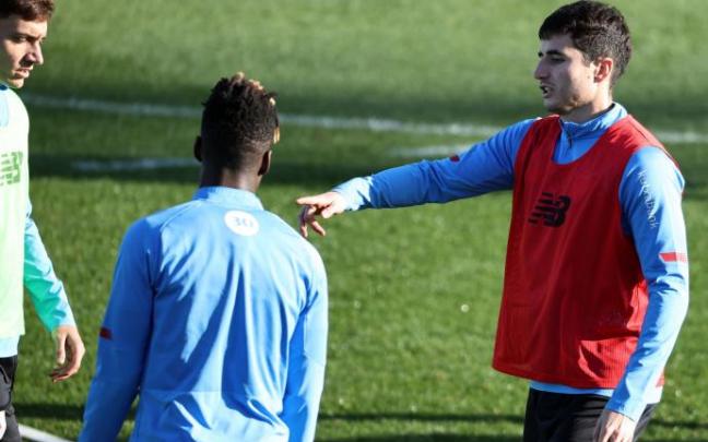 Jon Morcillo, al comienzo del entrenamiento de ayer miércoles en Lezama. Jon Morcillo, al comienzo del entrenamiento de ayer miércoles en Lezama.
