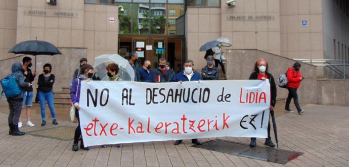 Lidia recibió el apoyo de un grupo de personas en la entrada a los juzgados de Barakaldo.