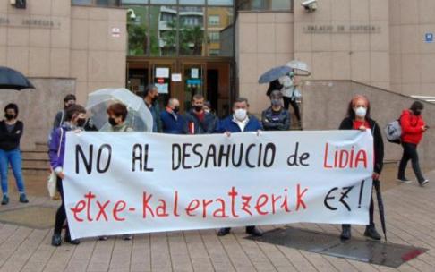 Lidia recibió el apoyo de un grupo de personas en la entrada a los juzgados de Barakaldo.
