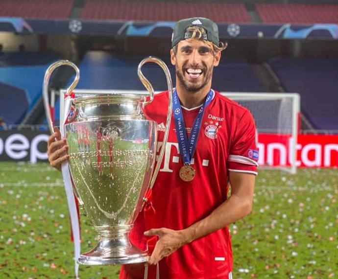 Javi Martínez posa con la Champions que ganó en 2020.