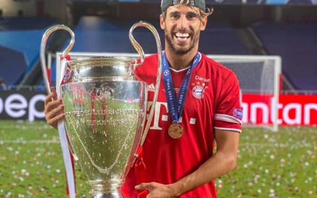 Javi Martínez posa con la Champions que ganó en 2020.