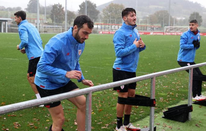 Iñigo Lekue y Unai Vencedor, ambos en el podio de los jugadores más utilizados por Marcelino García Toral, entrenando en Lezama. Juan Lazkano