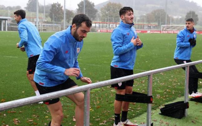 Iñigo Lekue y Unai Vencedor, ambos en el podio de los jugadores más utilizados por Marcelino García Toral, entrenando en Lezama. Juan Lazkano