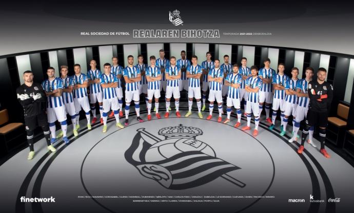 La plantilla de la Real Sociedad, posando en su vestuario