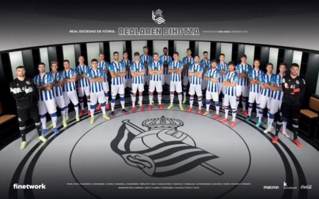 La plantilla de la Real Sociedad, posando en su vestuario