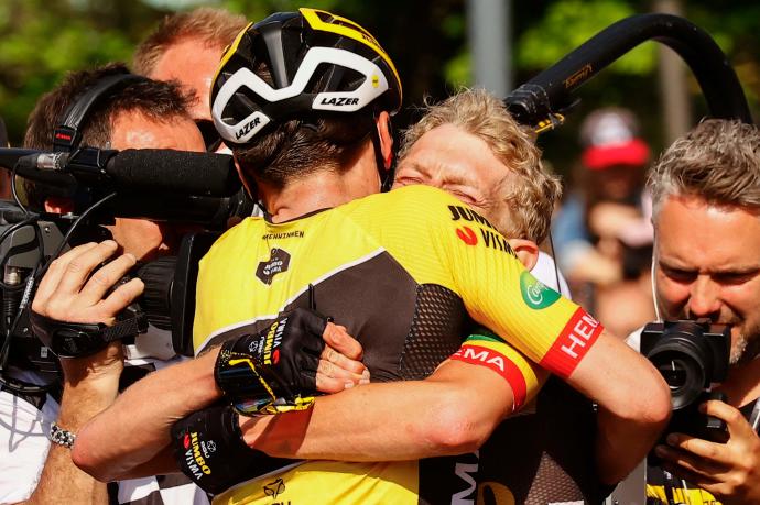 Bouwman abraza a Dumoulin tras ganar la etapa.