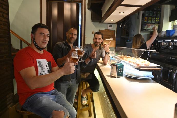Un grupo de amogos disfruta de sus primeras cañas en la barra de un bar de Bilbao.
