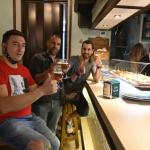 Un grupo de amogos disfruta de sus primeras cañas en la barra de un bar de Bilbao.