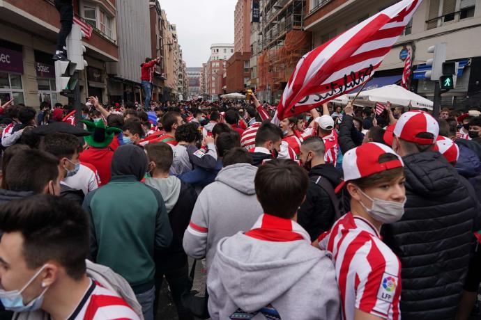 Calle de Bilbao con ambiente futbolero.