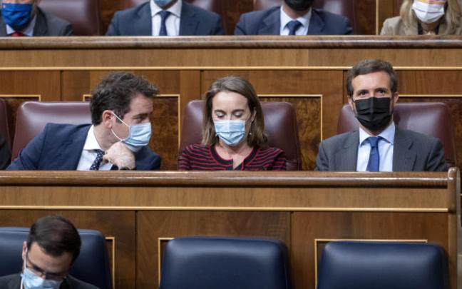Teodoro García Egea, Cuca Gamarra y el líder del PP, Pablo Casado, en una sesión plenaria en el Congreso.