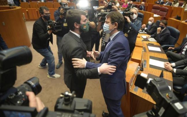 Alfonso Fernández Mañueco se saluda con el líder de Vox en Castilla y León y su futuro vicepresidente, Juan García-Gallardo. Alfonso Fernández Mañueco se saluda con el líder de Vox en Castilla y León y su futuro vicepresidente, Juan García-Gallardo.