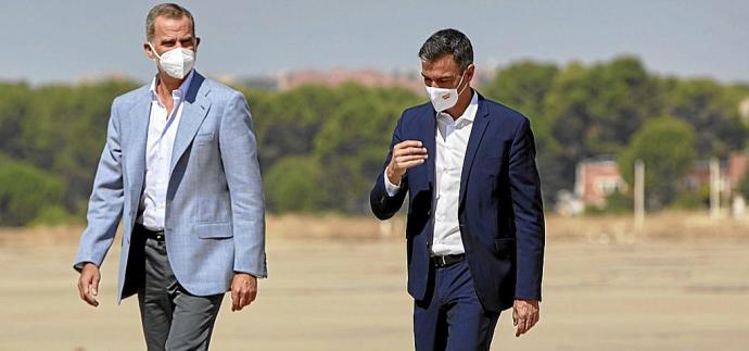 Felipe VI y Pedro Sánchez, ayer, en la visita a la base aérea de Torrejón de Ardoz. Foto: E. P.