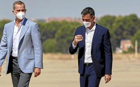 Felipe VI y Pedro Sánchez, ayer, en la visita a la base aérea de Torrejón de Ardoz. Foto: E. P.