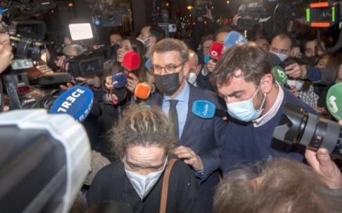 Feijóo, al llegar ayer miércoles a la sede de Génova con gran expectación para la reunión entre Casado, con quien departió a solas, y los barones.