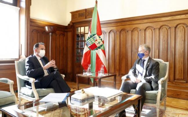 Iñigo Urkullu y Carlos Iturgaiz, en su cita de ayer lunes en Ajuria Enea y que abrió la ronda con los partidos para reflexionar sobre la situación generada por la guerra en Ucrania.