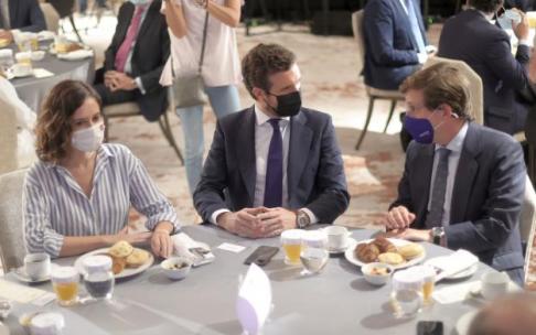 Isabel Díaz Ayuso, Pablo Casado y José Luis Martínez-Almeida, ayer martes, en un desayuno informativo en un hotel de Madrid. Isabel Díaz Ayuso, Pablo Casado y José Luis Martínez-Almeida, ayer martes, en un desayuno informativo en un hotel de Madrid.