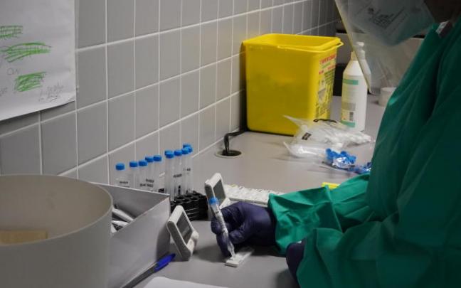 Una sanitaria realiza un test de antígenos Una sanitaria realiza un test de antígenos