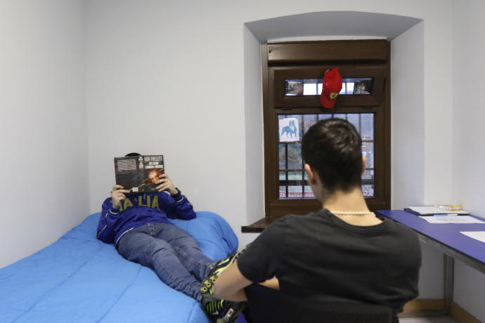 Dos menores en el centro de menores de Areatza.